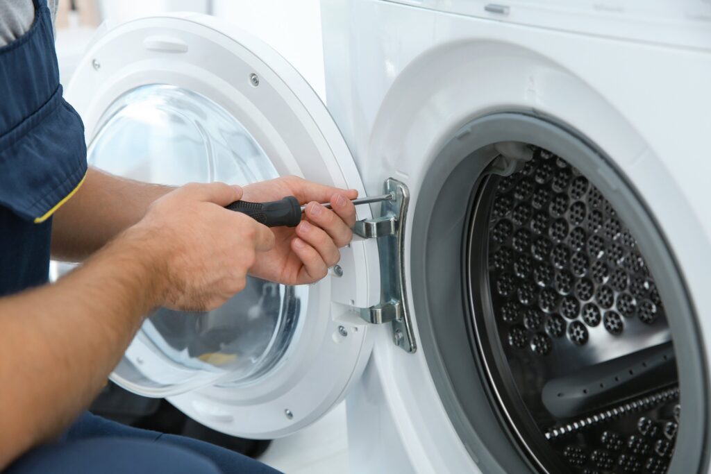 شركة يونيفرسال الخط الساخن